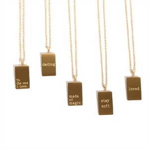 Pendentif rectangulaire tendance en acier inoxydable plaqué or 18 carats, poli miroir, avec gravure inspirante - Product Image 3