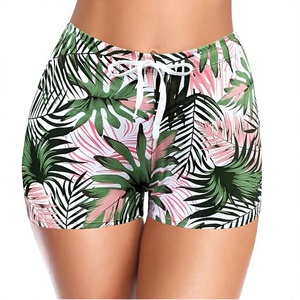 Shorts de Baño para Mujer con Estampado de Hojas Tropicales, Cintura Elástica con Cordón, Corte Regular, Poliéster Elástico, Ropa de Playa - Product Image 3
