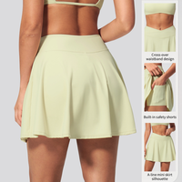 Jupe de tennis personnalisée à taille croisée, respirante et à séchage rapide, idéale pour le yoga, le sport, la gym et le golf, avec short intégré et poches
