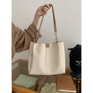 Bolso Tote para Mujer, Color Blanco, con Hebilla Magnética y Cadena Decorativa, para Uso Diario, Primavera 2023 - Product Image 2