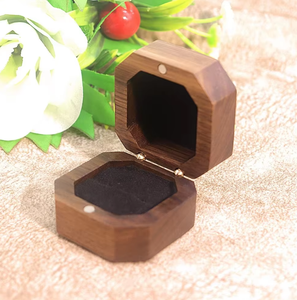 Boîte à bagues octogonale vintage en bois, étui à bijoux magnétique en noyer pour la présentation de bagues de fiançailles et de mariage - Product Image 6
