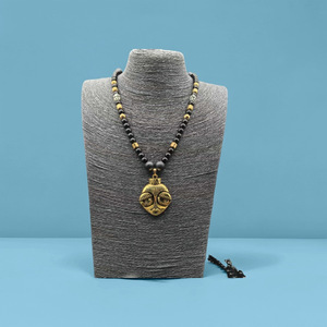 Collana con perline in legno, turchese e ematite nera naturale da 10 mm, con ciondolo in lega a forma di maschera tribale africana, stile boho - Product Image 4