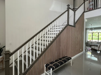 Panneaux muraux acoustiques en bois à lamelles en noyer naturel E0 MDF et PET écologiques Panneaux muraux en bois à lamelles acoustiques pour la décoration intérieure
