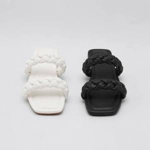 Sandales plates à enfiler pour femme, à bout carré, avec lanières tressées épaisses, rembourrées, tissées, pour l'été et les vacances, avec logo personnalisé OEM - Product Image 4