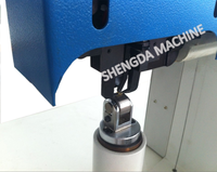 Cimentation automatique séparant les côtés et le talon martelant la machine chaussures de sport faisant la machine supérieure