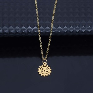 Nouveau style tendance : Collier soleil en acier inoxydable plaqué or, pendentif visage souriant personnalisé et polyvalent, vente en gros - Product Image 3
