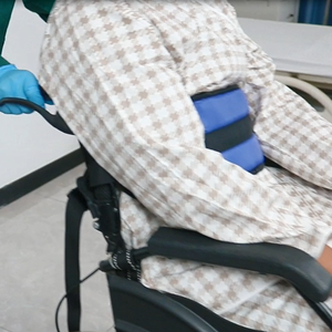 Cintura di sicurezza per sedia <span class=keywords><strong>a</strong></span> <span class=keywords><strong>rotelle</strong></span> tracolla regolabile per sedia <span class=keywords><strong>a</strong></span> <span class=keywords><strong>rotelle</strong></span> con fibbia per sedia <span class=keywords><strong>a</strong></span> <span class=keywords><strong>rotelle</strong></span> geriatrica - Product Image 4