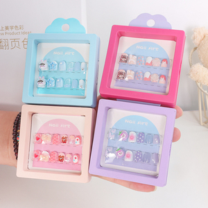 12-teiliges neues Original design Niedliche Modellierung Auf press nägel für Kinder Quadratisches Muster ABS-Material Künstliche Fingernägel - Product Image 1