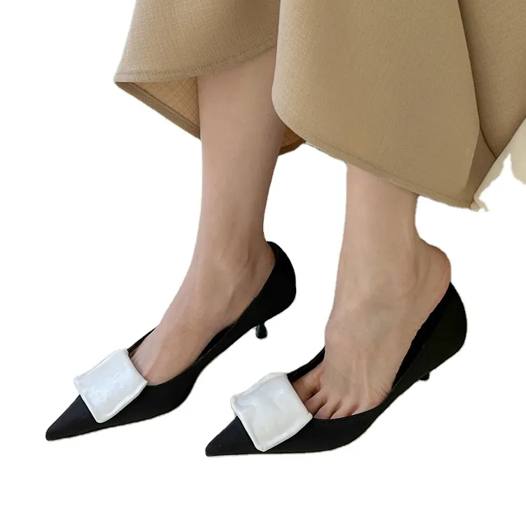 รองเท้าส้นสูงสีดำคู่สีลมหวาน, รองเท้าส้นเตี้ยสีดำเหมาะกับฤดูร้อนของผู้หญิง2023อารมณ์เข้าสังคมไฟสีเงิน