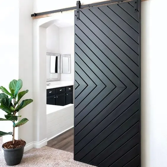 ประตูบานเลื่อนทำจากไม้เนื้อแข็งที่ทันสมัยประตูกันเสียงประตูโรงนาสีดำพร้อมกรอบสำหรับวิลล่า