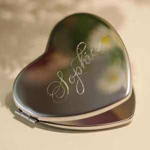 Miroir de maquillage personnalisé en argent en forme de cœur, sculpté à la main, cadeau pour demoiselle d'honneur, cadeau pour la Saint-Valentin - Product Image 4