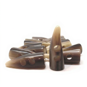 Bouton à bascule en corne de buffle naturelle authentique, écologique, fait main, poli, art moderne et objet de collection - Product Image 1