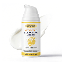 Crème éclaircissante anti-oxydante lissante pour la peau, infusée à l'acide hyaluronique, à l'acide kojique et au niacinamide, pour un teint éclatant et uniforme.