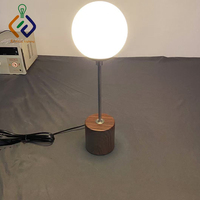 Lampe de table décorative en verre globe noir, style nordique minimaliste, pour hôtel, chambre d'hôtes, intérieur, base en bois