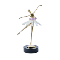 Sculpture de danseuse de ballet en métal de luxe avec accent floral en cristal pour la décoration de la maison, du bureau, du hall d'hôtel, usine OEM ODM