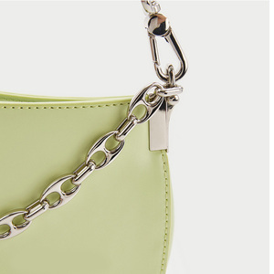 2025 diseño Popular logotipo personalizado moda mujer PU bolso de hombro con bonita cadena Simple tendencia último <span class=keywords><strong>Sling</strong></span> <span class=keywords><strong>Bag</strong></span> para damas - Product Image 3