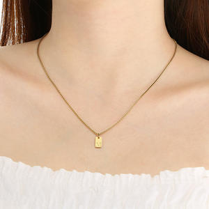 Collar con colgante de 26 letras inglesas a la moda, collar de <span class=keywords><strong>cadena</strong></span> de caja cuadrada pequeña creativa de aleación chapada en <span class=keywords><strong>oro</strong></span> para mujeres y hombres - Product Image 4