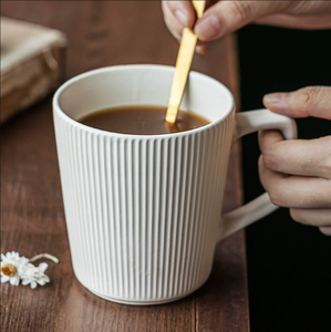 แก้วเซรามิคลายนูนทรงสูงขนาดใหญ่ แก้วกาแฟสไตล์เรโทร รับทำโลโก้ สำหรับโรงแรม ร้านอาหาร งานแต่งงาน ขายส่ง - Product Image 1