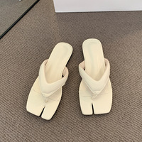 Magnifiques sandales de plage argentées pour femmes, tenues d'été 2025, nouvelle collection, tongs plates style queue de cochon, légères et confortables