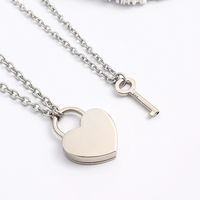 Bijoux maître-esclave de style serrure gravés avec une serrure en forme de coeur pour collier de couple de bonnes filles avec pendentif serrure à clé
