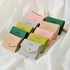 Bolsa Organizadora de Joyas y Pendientes de Viaje Mini Multifuncional de Microfibra con Hebilla y Botón Dorado Personalizada - Product Image 3
