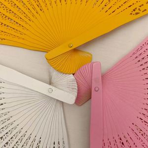 Ventilador de mano de fábrica, abanicos de mano de madera grabados personalizados, abanico de mano de boda plegable, mango de madera - Product Image 3