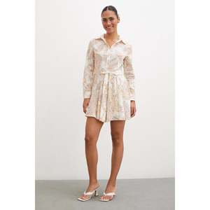 Vestido Camisero Estampado Godeli Color Crema con Cuello Tipo Wrap y Lazo, Cintura Natural, Tejido Transpirable, Vestido Casual Diario - Product Image 6