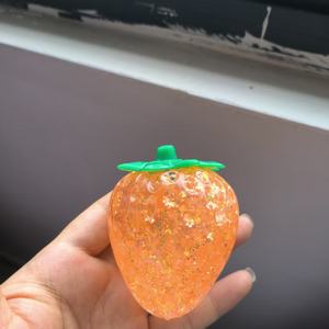 Jouet à presser en TPR en forme de fraise, avec paillettes, anti-stress, jouet sensoriel pour soulager l'anxiété, balle anti-stress pour enfants - Product Image 5