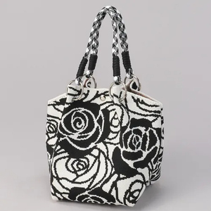 Bolso de Mano Cuadrado de Poliéster Tejido con Diseño Único, Duradero, Plegable e Impermeable, con Patrón de Rosas Blancas y Negras, con Correa de Cadena para Uso Diario - Product Image 4