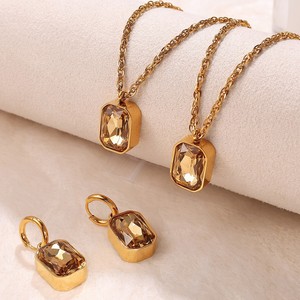 Ensemble de collier et boucles d'oreilles pour femme, champagne, petit cube géométrique 3D, haute couture, serti de diamants, luxe léger, forme carrée. - Product Image 4