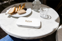 Boîte de présentation à carreaux en bois gravée simple et personnalisée avec logo doré Tirelire magnétique en bois pour restaurants, bars et cafés