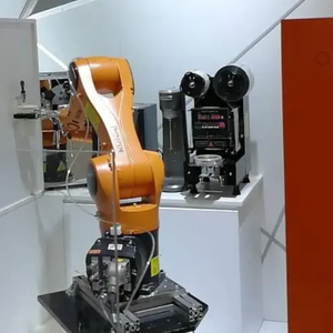 Robot de peinture par pulvérisation de haute précision, fabriqué en <span class=keywords><strong>Suisse</strong></span>, avec housse de protection et rail de guidage pour la fabrication de voitures en usine - Product Image 4