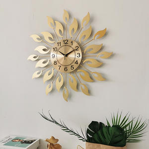 Nouvelle arrivée grande horloge murale en métal en forme de <span class=keywords><strong>soleil</strong></span>, moderne et créative, silencieuse, pour la décoration du salon, vente en gros - Product Image 1