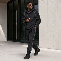 Ensemble de survêtement léger en nylon pour homme, coupe-vent à capuche, veste active zippée et pantalon de survêtement avec passepoil contrastant, vente en gros