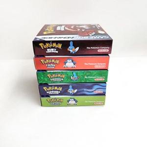 Boîte de jeu pour GBA avec finition holographique métallique en feuille d'aluminium, disponible en 5 couleurs : saphir, émeraude, vert feuille, rouge feu, rubis - Product Image 2