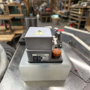 Pompe à huile électrique d'origine Showa LCB4 7467 200V 0,1L/min 1,2MPa 4L système de lubrification pour applications d'usinage - Product Image 3