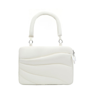 Sac à bandoulière matelassé moelleux, sacoche légère rembourrée pour ordinateur portable, sacoche de bureau style INS couleur unie avec logo personnalisé - Product Image 4