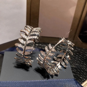 Orecchini a Goccia con Zirconi a Forma di Foglia di Grano, Design Elegante e alla Moda per Donne - Product Image 2