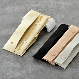 Nouveau bracelet de luxe sac de rangement pour bijoux emballage cadeau ensemble de pochettes et de tampons en microfibre à longue chaîne avec bouton imprimé personnalisé - Product Image 4
