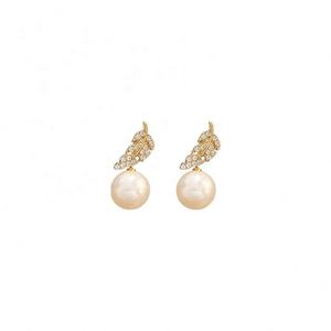 Pendientes Elegantes y Modernos para Mujer, Diseño de Hoja de Lujo, Imitación de Perla, Chapado en Oro de 14K, Acero Inoxidable, Joyería para Fiesta - Product Image 6