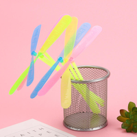 Hélice volante en forme de libellule en plastique pour enfants de 5 à 7 ans, cadeau de jeu de plein air avec flèche rotative.