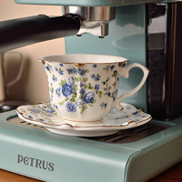 Tasse à thé en porcelaine royale britannique de luxe européen cadeau vintage fleur jantes dorées 200ml tasse à café en céramique soucoupes ensemble avec assiette