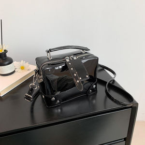 Sac à main en cuir PU tendance. Décoré. La doublure est en polyester. Conçu par un designer de luxe.3076 - Product Image 2