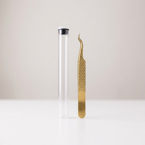 Pince à épiler courbée plaquée or avec pointe lisse et tube de rangement protecteur - Product Image 5