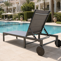 Chaise longue d'extérieur avec siège en toile, dossier réglable, roues, structure en métal noir pour piscine et patio