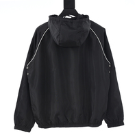 Veste de sport Gucci pour homme, style luxe, rayures web, bordures rouges et vertes, logo tigre, tissu en nylon mélangé.