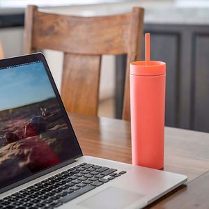 Gobelet réutilisable de luxe 24oz en PP noir mat personnalisé, écologique, avec couvercle et paille, pour boissons Boba, en plastique anti-corrosion - Product Image 2