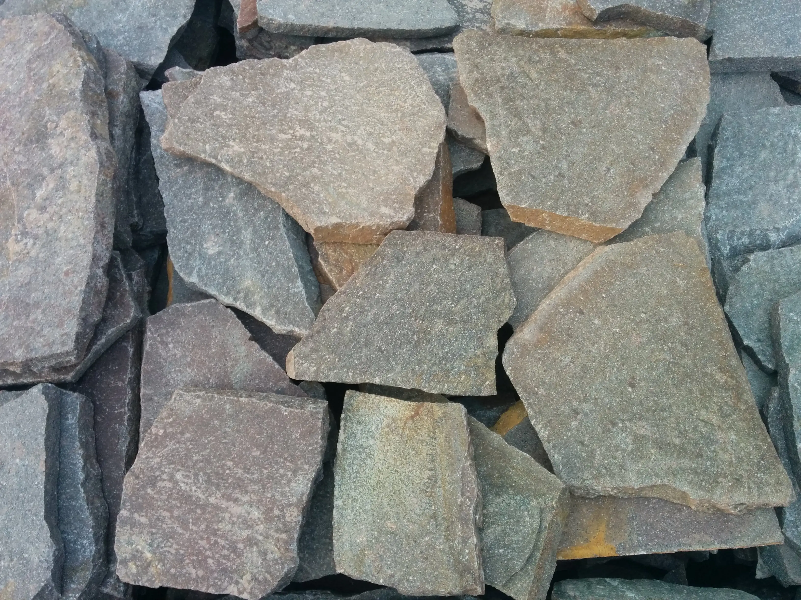 Holler Porfidi Marke PLASNOR 7.1.1 Große Natursteine Porphyr unregelmäßige Platte für Pflasterung von Höfen und Alleen