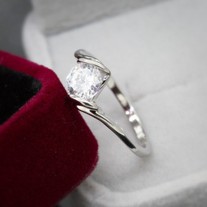 Anello Minimalista con Zircone Solitario per Donne, Elegante Gioiello da Dito per Proposta e Fidanzamento - Product Image 6