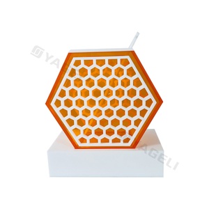Nouveauté : Plat à miel hexagonal moderne personnalisé en acrylique orange et blanc pour cadeau Judaica - Product Image 3